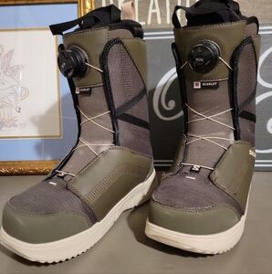 Woman's Salomon Scarlet boot sz 8